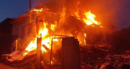 Внаслідок ударів окупантів дронами по будинках у Нікополі виникла пожежа