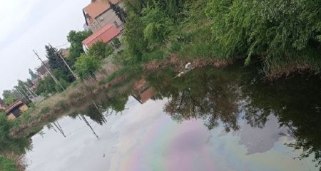 В одном из районов Кривого Рога вода в реке почти приобрела цвета радуги