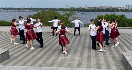 На дніпровських схилах і набережній: як у Дніпрі випускники готують танець на останній дзвоник (ВІДЕО)
