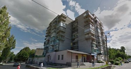 В Каменском четырехлетний ребенок выпал из окна многоэтажки и ползал по крыше магазина