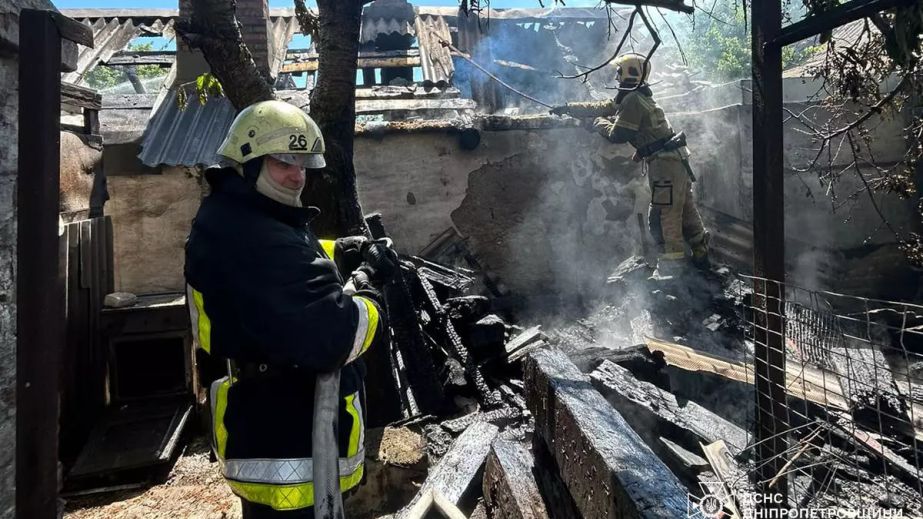 У Кривому Розі горіла забудова на території приватного домоволодіння