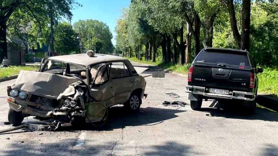 В Каменском на ровном месте произошло тройное ДТП (ВИДЕО)