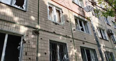 В Никополе ликвидируют последствия обстрела, повредившего 67 окон и 21 балкон