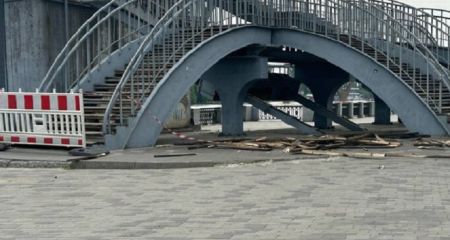 В Днепре отремонтировали часть лестницы пешеходного моста на Монастырский остров