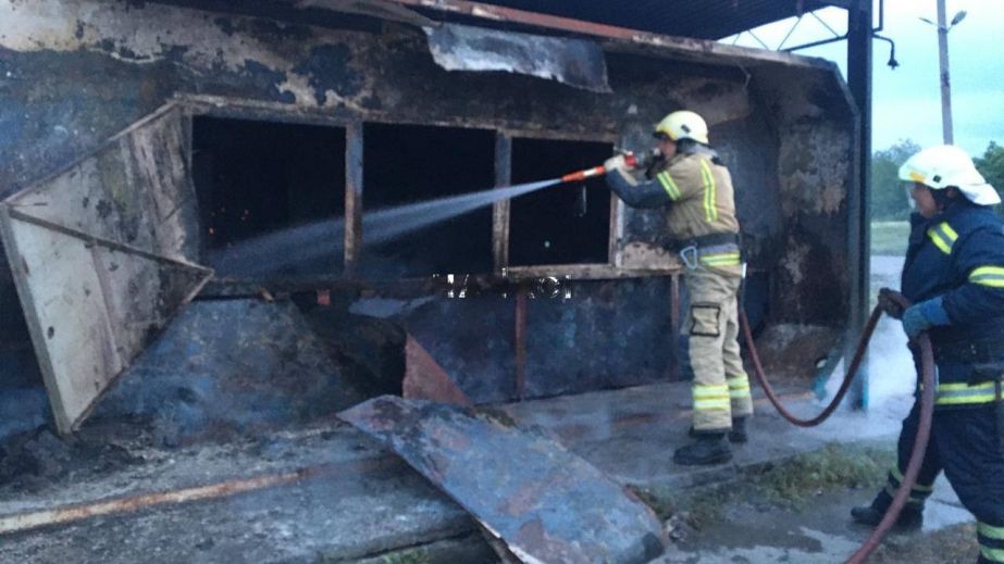 В Кривом Роге полностью сожгли остановку общественного транспорта