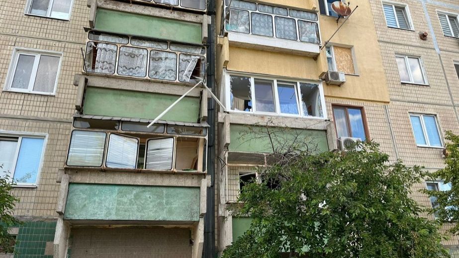 В ночь на 17 мая россияне ударили дроном по многоэтажке в Никополе
