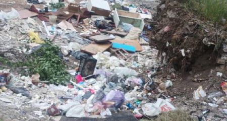 Нікому вивозити: у Кривому Розі посеред житлового кварталу виник сміттєвий котлован