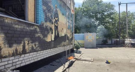 Росіяни вдарили по флагштоку з прапором у пожежній частині Нікополя