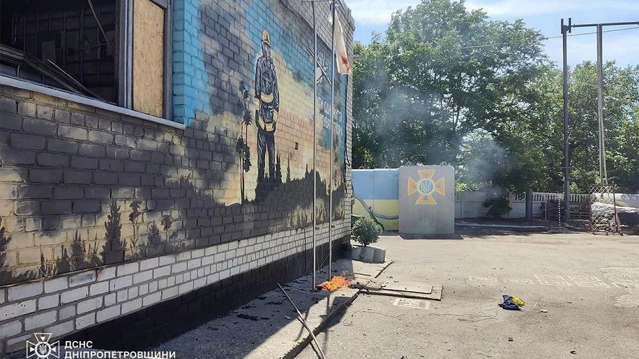 Росіяни вдарили по флагштоку з прапором у пожежній частині Нікополя