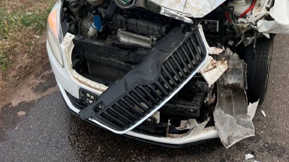 В Кривом Роге водитель легковушки разбил голову во время столкновения с "пирожком"