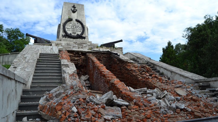 Через напис російською: Як у Севастопольському парку частково демонтували пам'ятник (ВІДЕО)