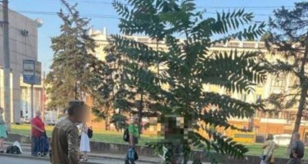Біля залізничного вокзалу у Дніпрі ходив чоловік-дерево
