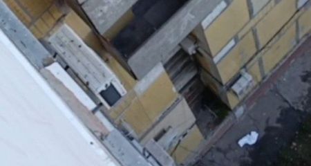 В Днепре спасатели снимали с многоэтажки обнаженного мужчину, который лазил по балконам (ВИДЕО)