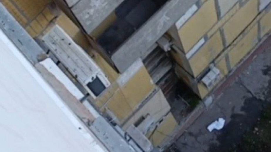 У Дніпрі рятувальники знімали з багатоповерхівки оголеного чоловіка, який лазив по балконах (ВІДЕО)