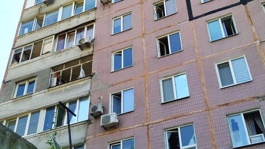 Хорошо, что не как несколько дней назад: как жители Днепра реагируют на повреждения в квартирах после ракетного удара