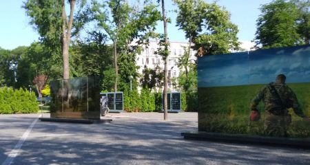 В центре Днепра вандалы разбили стеклянную инсталляцию на Аллее памяти погибших воинов АТО