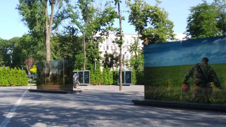 У центрі Дніпра вандали розбили скляну інсталяцію на Алеї пам’яті загиблих воїнів АТО