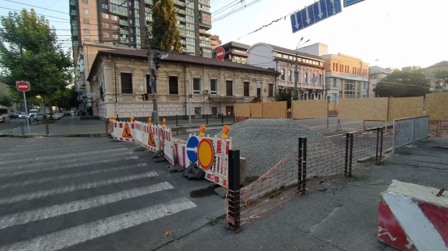 Ремонт ливнего колектра в центре Днепра: как выглядит перекрытая улица