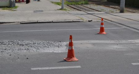 В Днепре на улице Фабра коммунальщики производят ремонт асфальтного покрытия