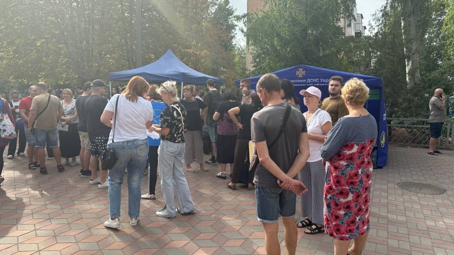 В Кривом Роге люди выстроились в огромные очереди, чтобы подать заявку о поврежденном российской ракетой имуществе (ФОТО)