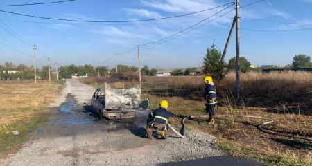 На Дніпропетровщині під час руху загорівся автомобіль (ВІДЕО)