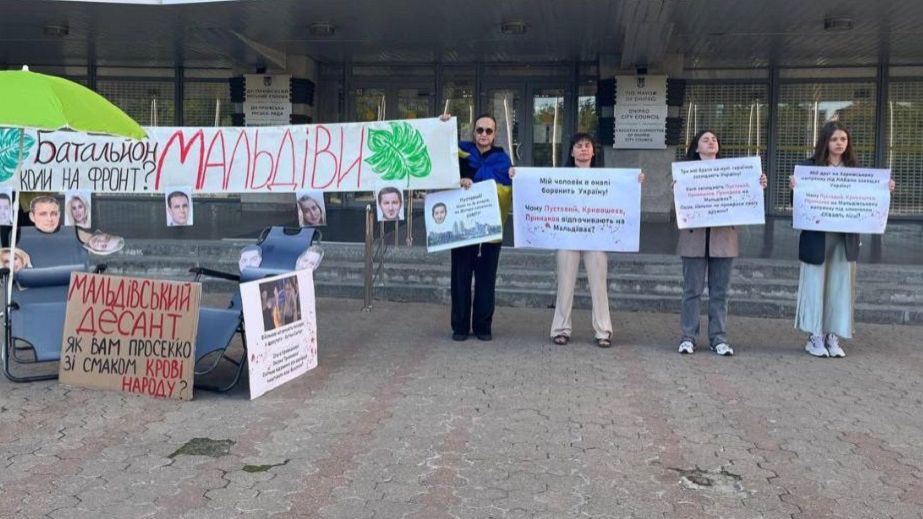 "Батальон Мальдивы", когда на фронт?: в Днепре депутатов перед сессией горсовета встречали активисты