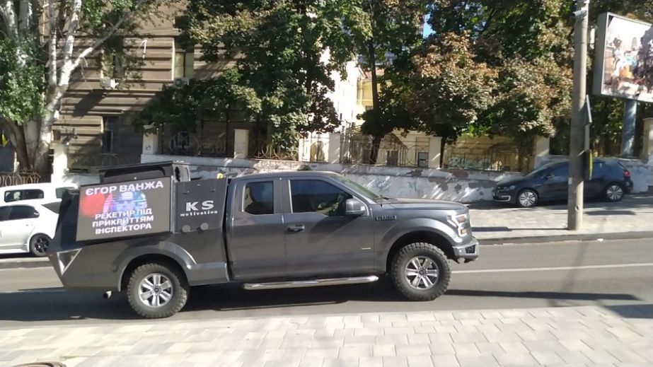 В Днепре водитель ездит по городу с телевизорами на автомобиле и тролит местную власть (ВИДЕО)