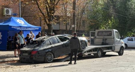 Зруйнована будівля і побиті автомобілі: як виглядають наслідки ракетного удару по Кривому Рогу (ФОТО, ВІДЕО)