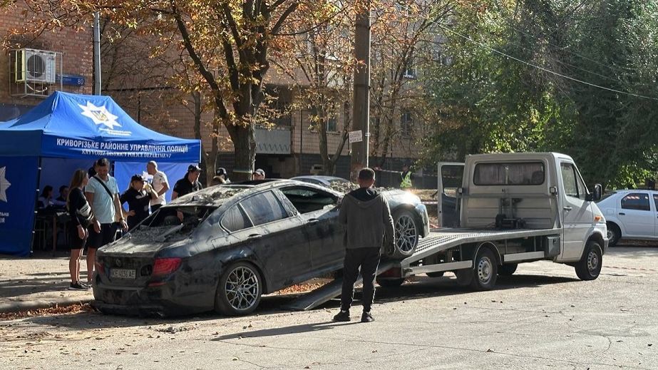 Зруйнована будівля і побиті автомобілі: як виглядають наслідки ракетного удару по Кривому Рогу (ФОТО, ВІДЕО)