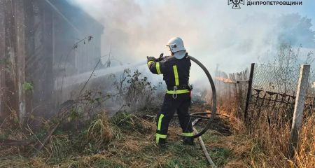 В Павлограде посреди дня загорелся дом