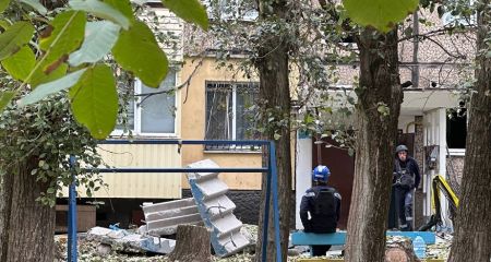 Зруйновані сходи і понівечений дах: у Кривому Розі ліквідовують наслідки удару по п’ятиповерхівці (ФОТО, ВІДЕО)