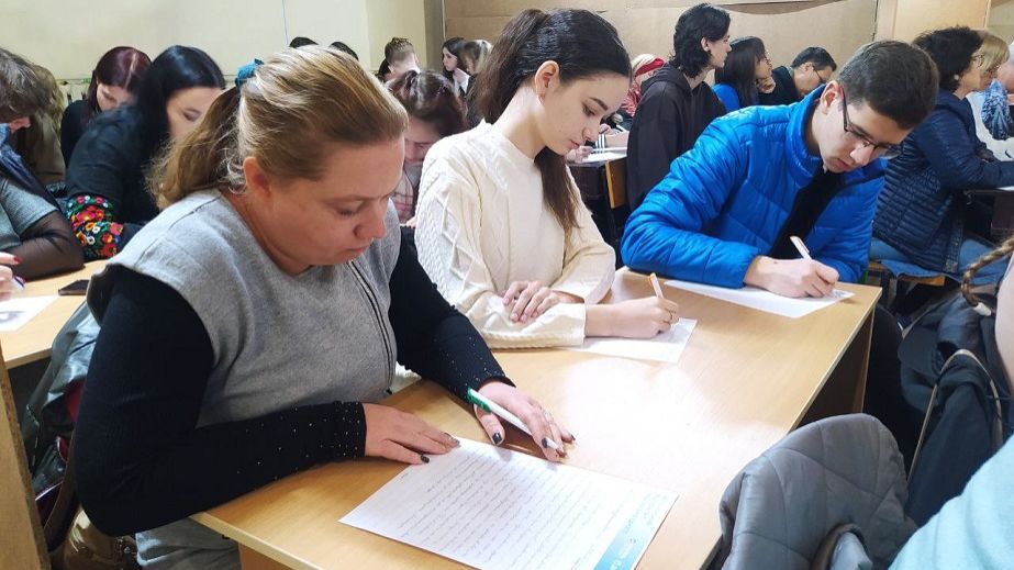 Як у Дніпрі в укритті писали Радіодиктант національної єдності (ФОТО, ВІДЕО)