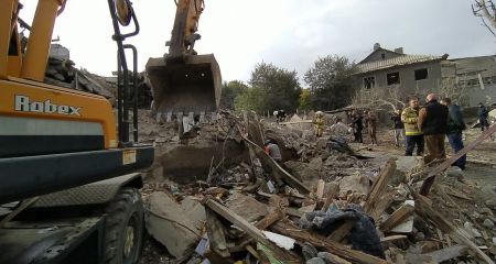 У Дніпрі ракетою знищено будинок, під завалами шукають людей (ФОТО, ВІДЕО)