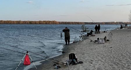 У Дніпрі пляж на Монастирському острові облюбували рибалки (ФОТО, ВІДЕО)