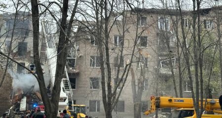 У ДСНС показали, як деблоковували тіло загиблої від ракетного удару по Кривому Рогу матері трьох дітей, які і досі під завалами (ФОТО)