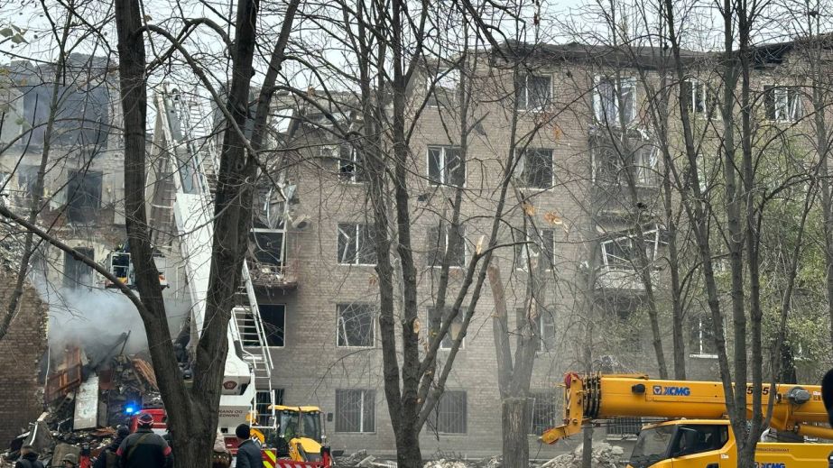 У ДСНС показали, як деблоковували тіло загиблої від ракетного удару по Кривому Рогу матері трьох дітей, які і досі під завалами (ФОТО)