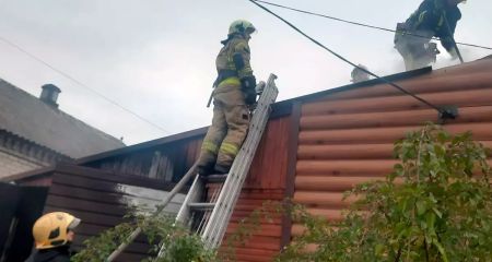 У Синельниківському районі горіли одразу будинок, гараж та автівка (ФОТО)