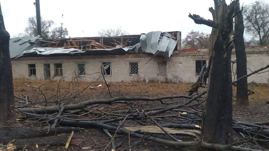 Огромный обломок ракеты застрял в заборе в Днепре (ВИДЕО)