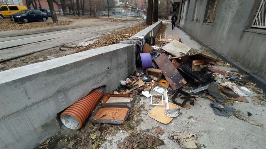 У Дніпрі непотріб скинули прямо під вікна будинку: утворилося звалище (ВІДЕО)