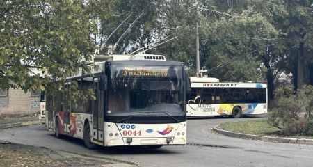 У Кривому Розі обстріляли тролейбус (ФОТО)