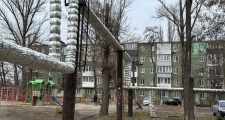 В Кривом Роге третьи сутки порыв теплоснабжения заливает двор (ВИДЕО)