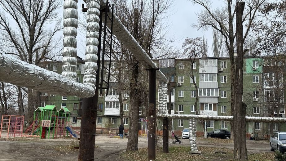 В Кривом Роге третьи сутки порыв теплоснабжения заливает двор (ВИДЕО)