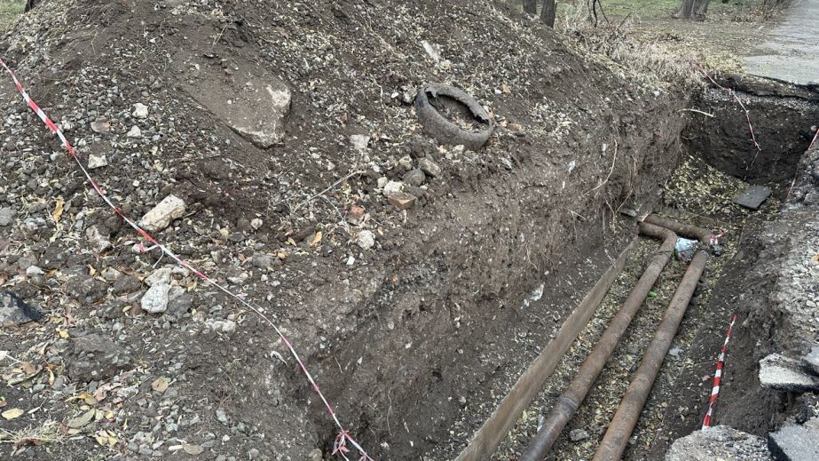 Гарячий "гейзер" на пʼять поверхів у Кривому Розі відремонтували чопиком (ФОТО, ВІДЕО)
