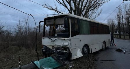 В Кривом Роге автомобиль влетел под автобус: есть погибший (ФОТО)