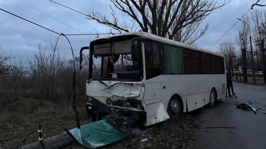 В Кривом Роге автомобиль влетел под автобус: есть погибший (ФОТО)