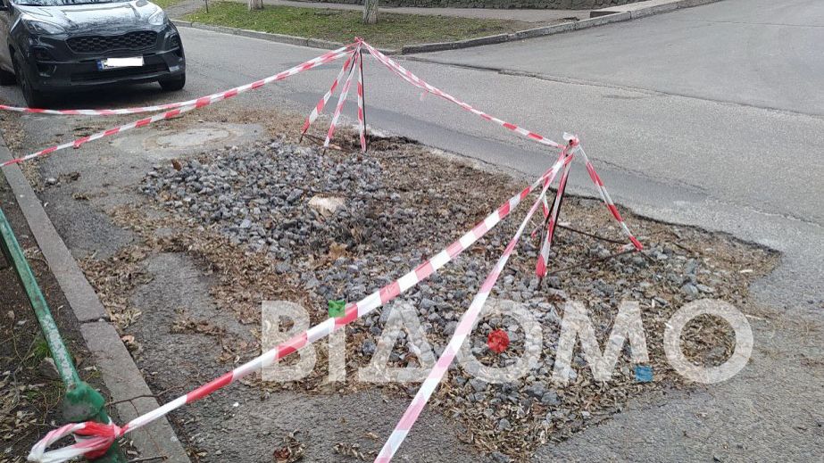 В Днепре провал спешно залатали щебнем и огородили лентой (ВИДЕО)