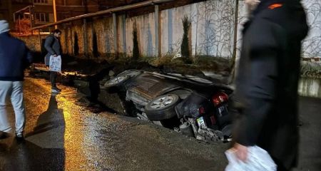 В Днепре рядом с "Дафи" автомобиль боком упал в яму (ФОТО, ВИДЕО)