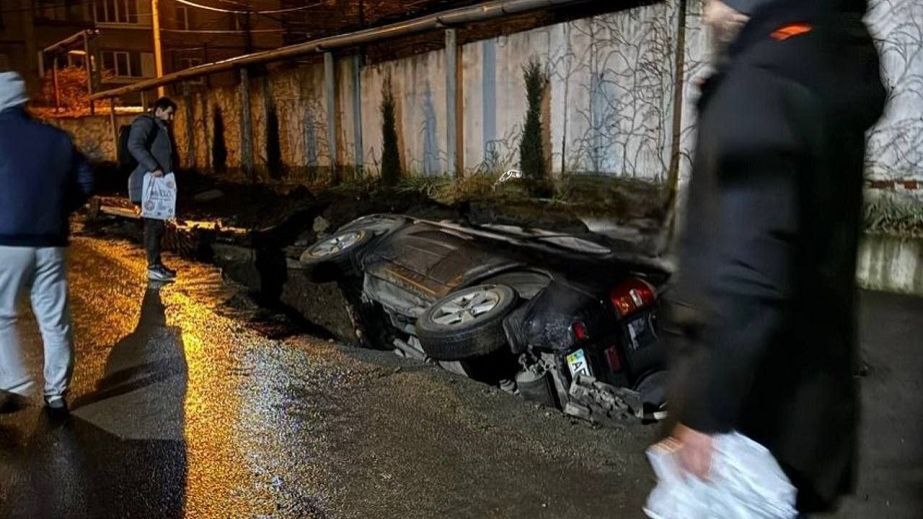 В Днепре рядом с "Дафи" автомобиль боком упал в яму (ФОТО, ВИДЕО)