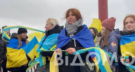 У Дніпрі на мосту утворили "ланцюг єдності" на честь Дня Соборності (ФОТО, ВІДЕО)