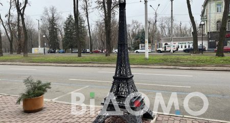 У Дніпрі біля парку Глоби встановили Ейфелеву вежу (ФОТО, ВІДЕО)